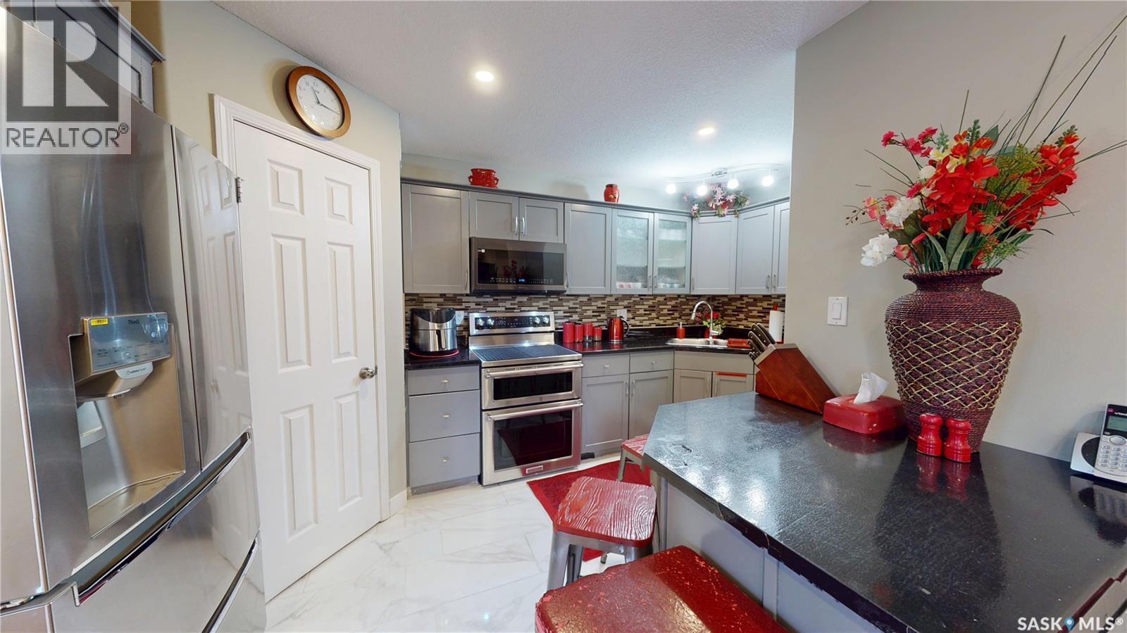 Photo 7 of 710 Weldon Avenue, Saskatoon SK
