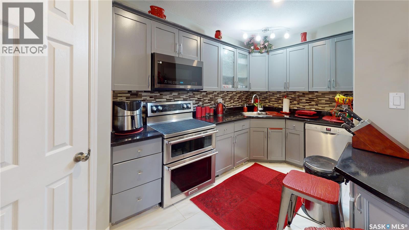 Photo 8 of 710 Weldon Avenue, Saskatoon SK