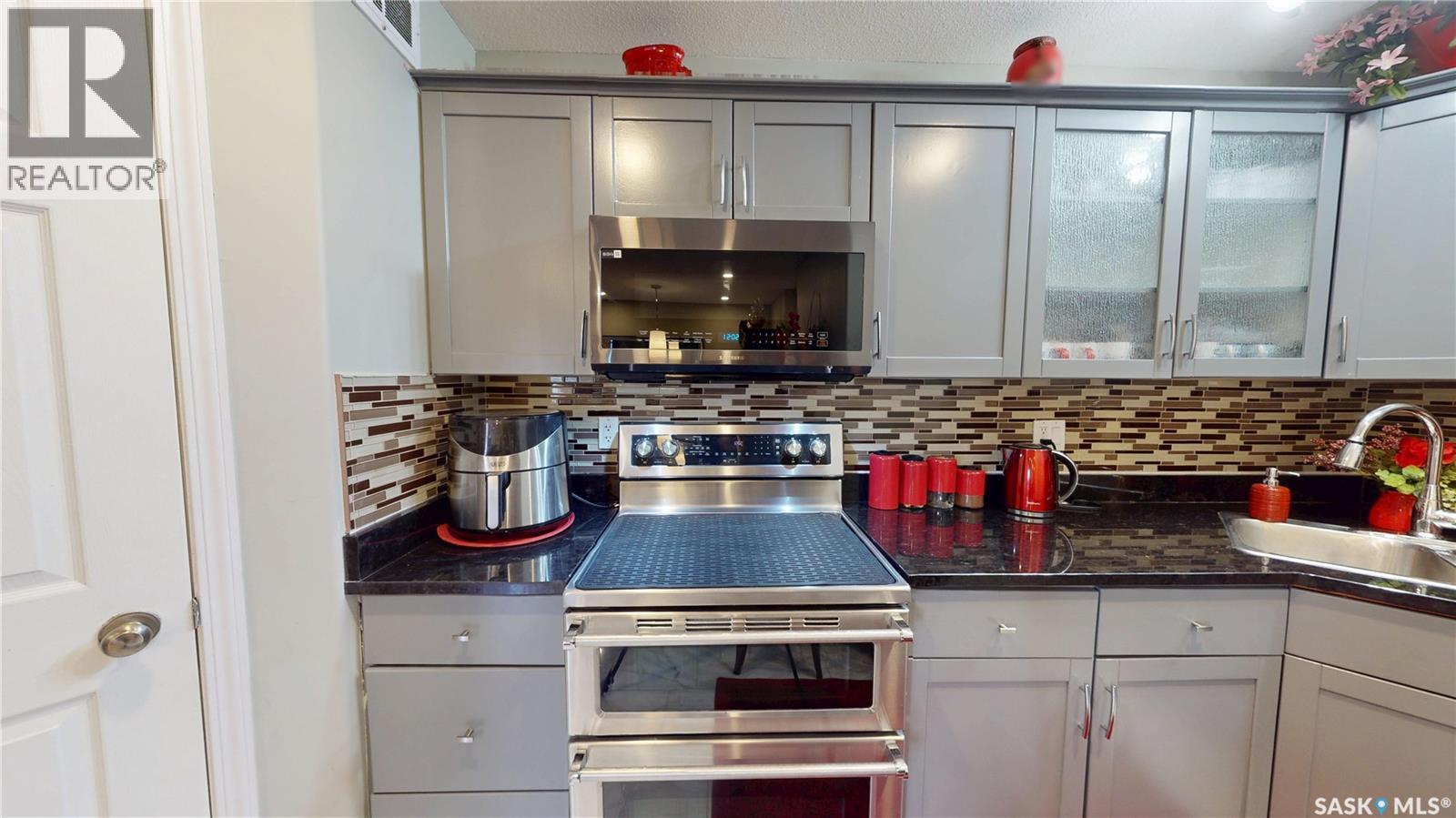 Photo 9 of 710 Weldon Avenue, Saskatoon SK