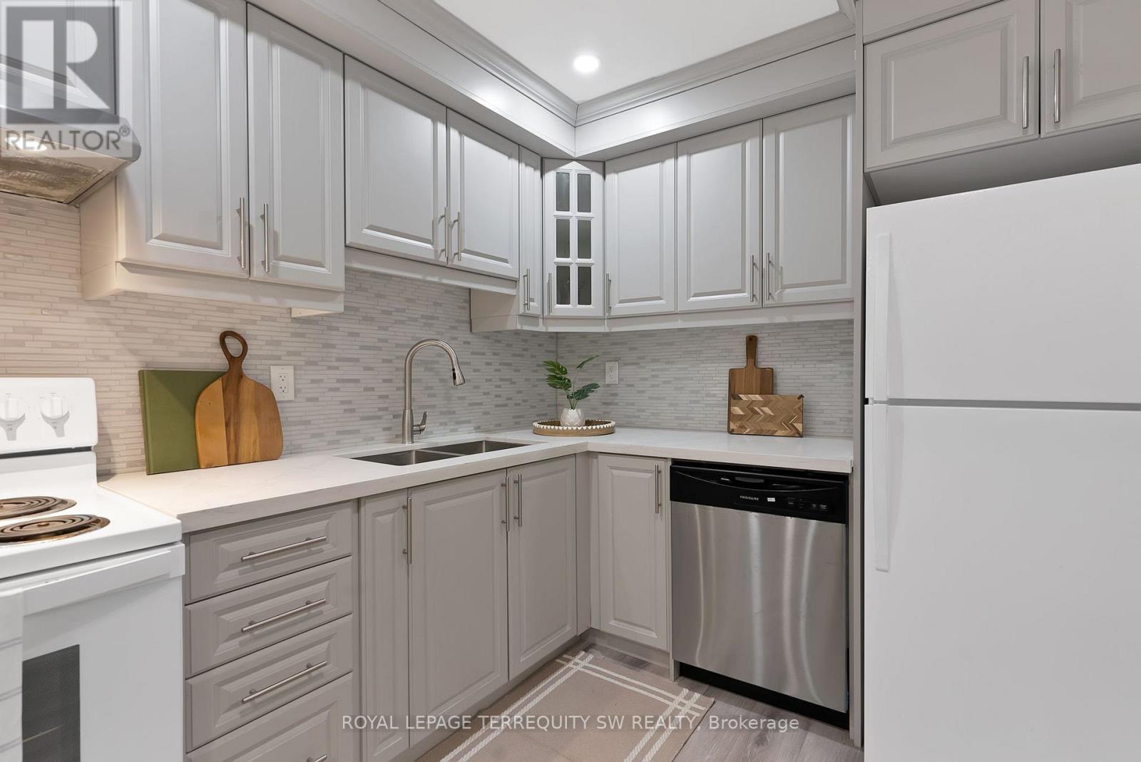 Photo 13 of 158 Woody Vine Way, Toronto ON