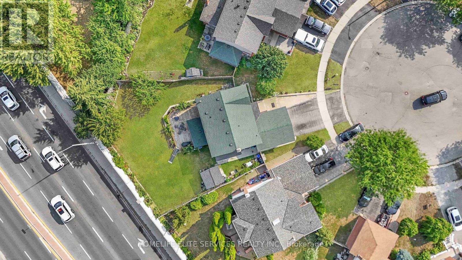 Photo 2 of 13 Atkinson Court, Ajax ON