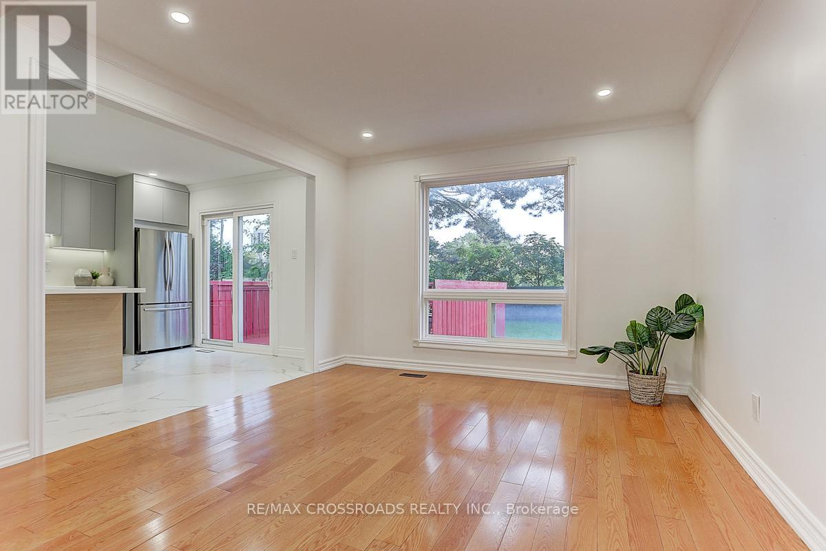Photo 11 of 125 Green Bush Crescent, Vaughan ON