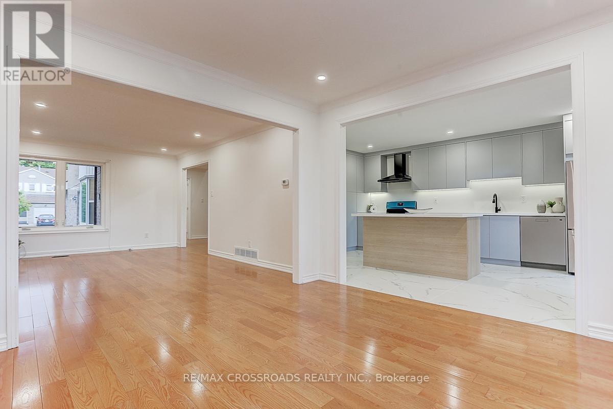 Photo 13 of 125 Green Bush Crescent, Vaughan ON