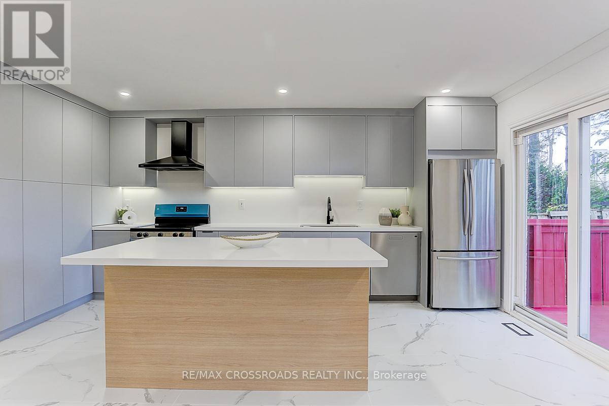 Photo 19 of 125 Green Bush Crescent, Vaughan ON