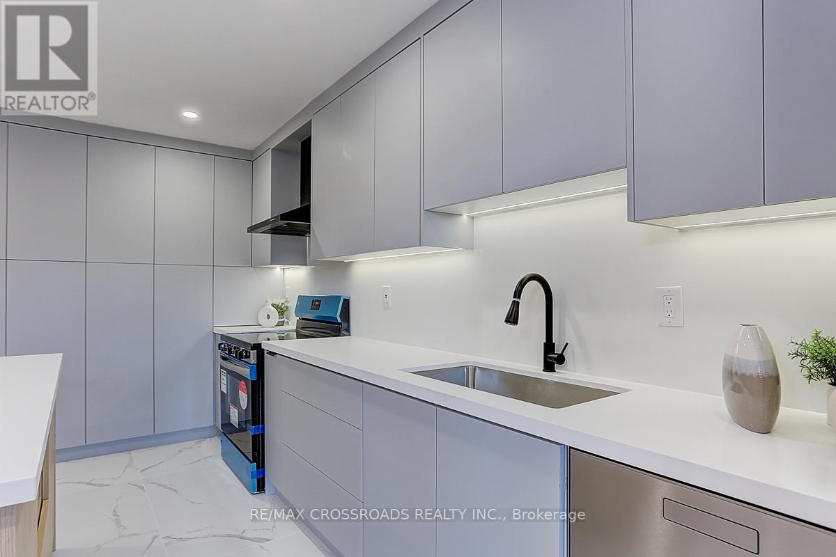 Photo 17 of 125 Green Bush Crescent, Vaughan ON