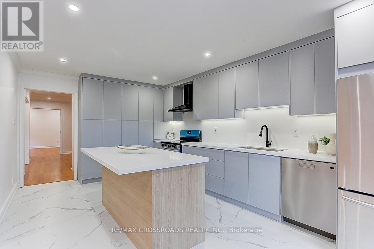Photo 15 of 125 Green Bush Crescent, Vaughan ON