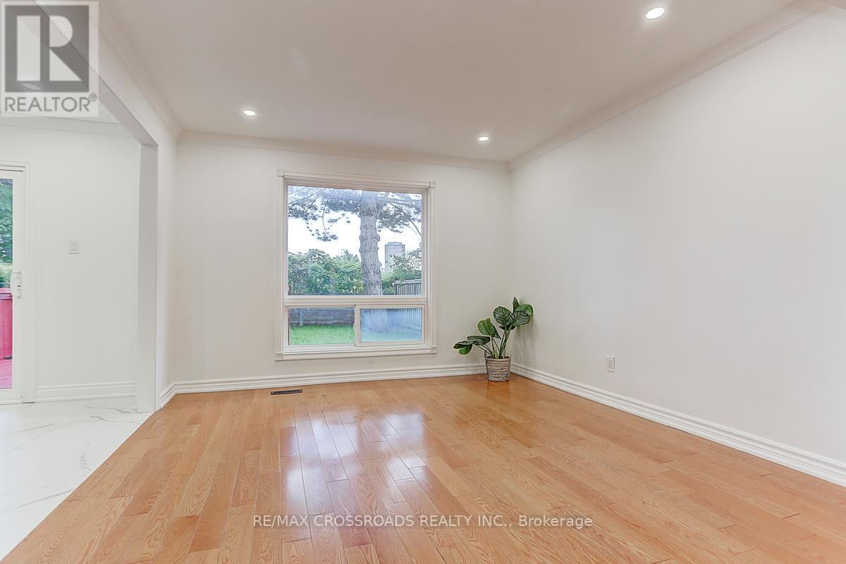 Photo 12 of 125 Green Bush Crescent, Vaughan ON