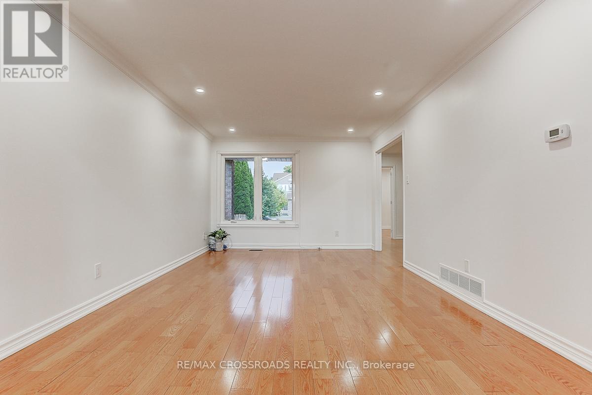 Photo 10 of 125 Green Bush Crescent, Vaughan ON