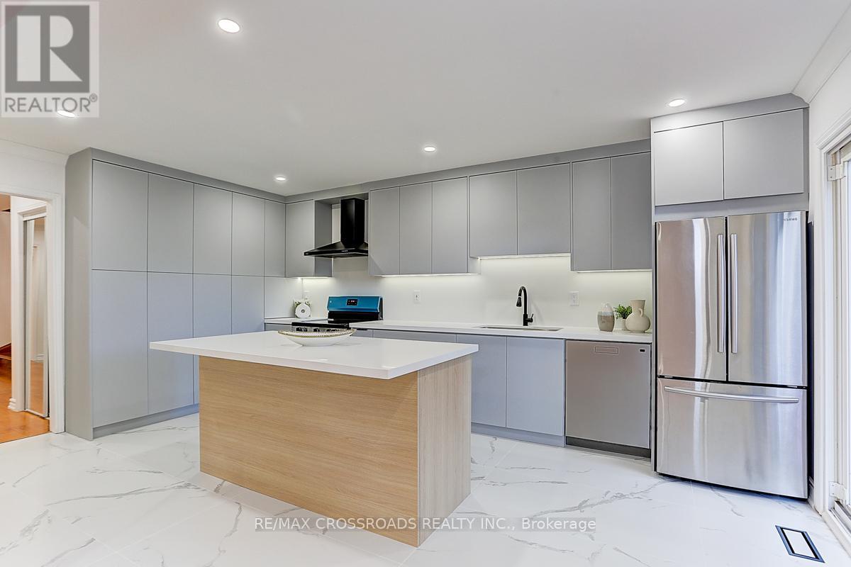 Photo 14 of 125 Green Bush Crescent, Vaughan ON