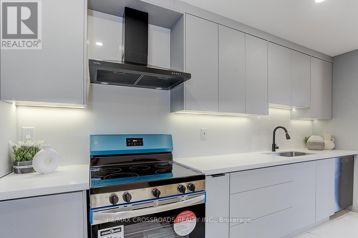Photo 20 of 125 Green Bush Crescent, Vaughan ON