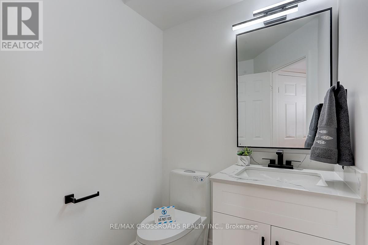 Photo 22 of 125 Green Bush Crescent, Vaughan ON