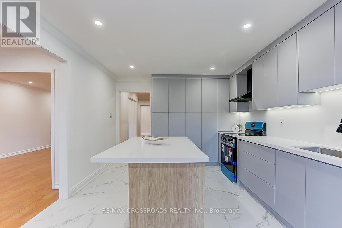 Photo 16 of 125 Green Bush Crescent, Vaughan ON