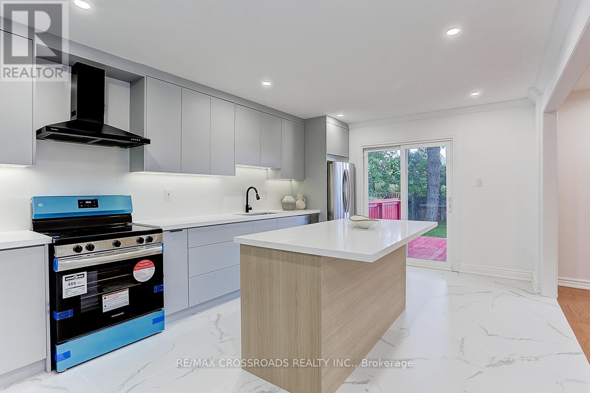 Photo 18 of 125 Green Bush Crescent, Vaughan ON