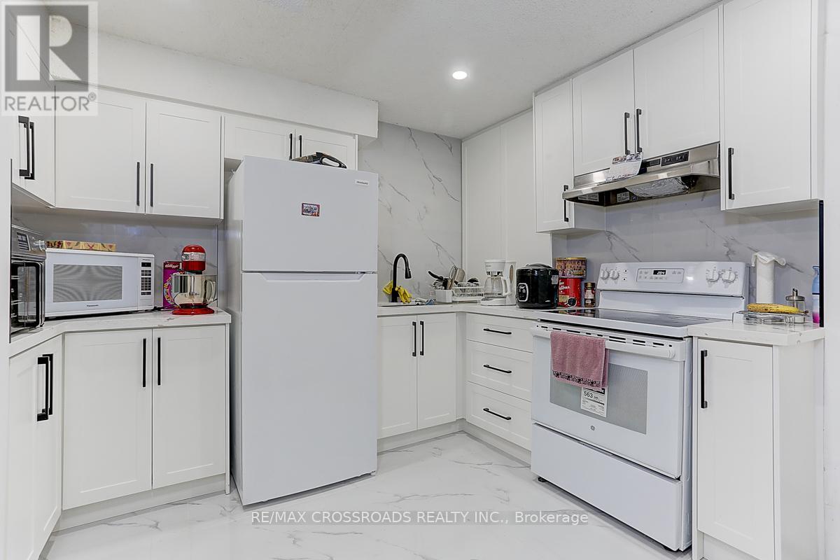Photo 37 of 125 Green Bush Crescent, Vaughan ON