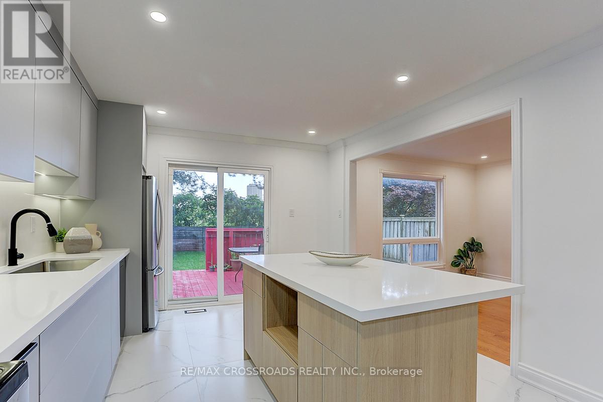 Photo 21 of 125 Green Bush Crescent, Vaughan ON