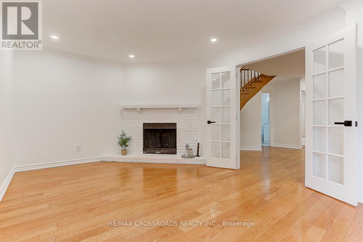 Photo 6 of 125 Green Bush Crescent, Vaughan ON