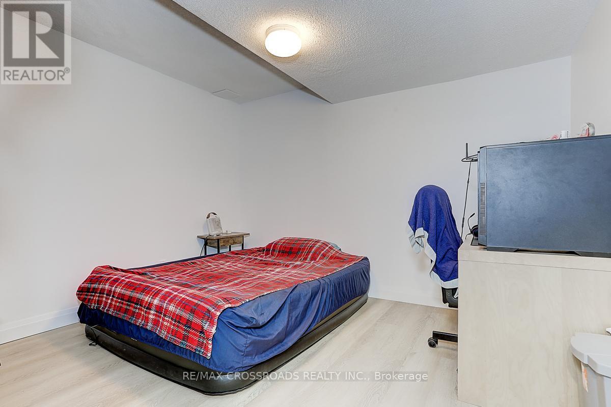 Photo 43 of 125 Green Bush Crescent, Vaughan ON