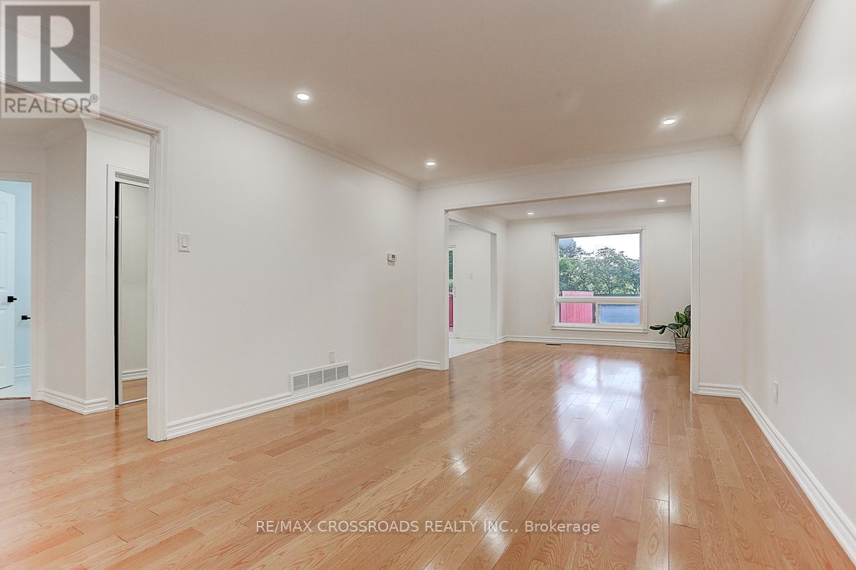 Photo 9 of 125 Green Bush Crescent, Vaughan ON