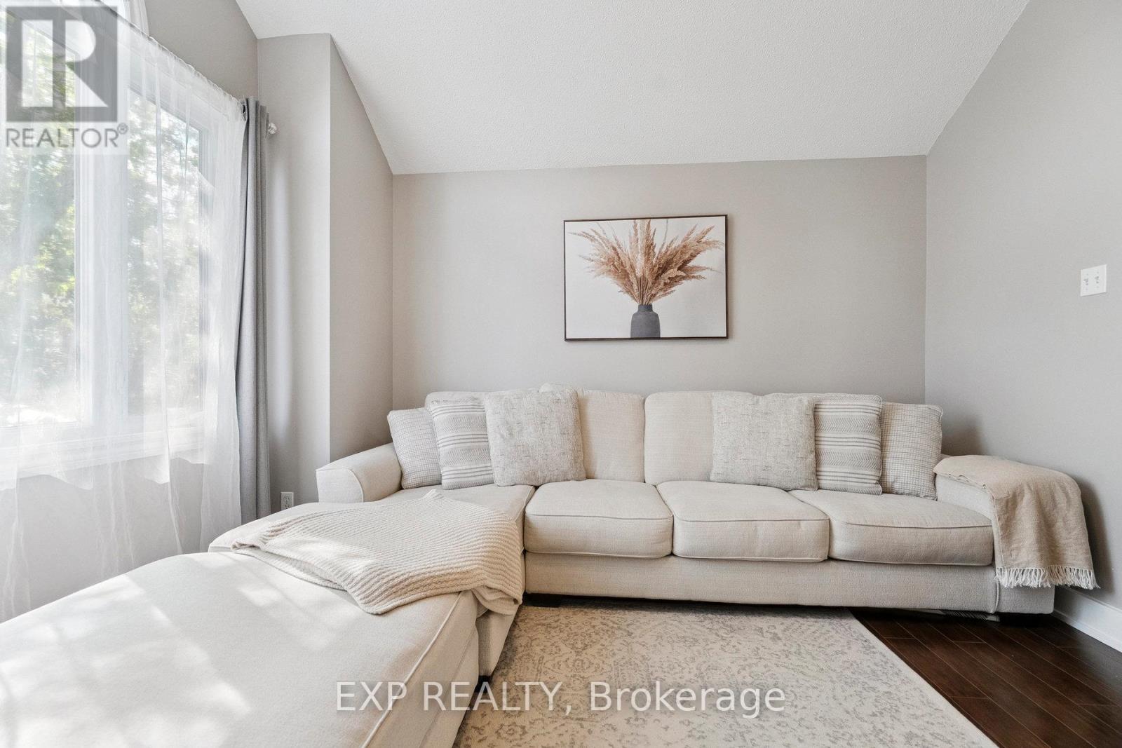 Photo 7 of 132 Harnesworth Crescent, Hamilton ON