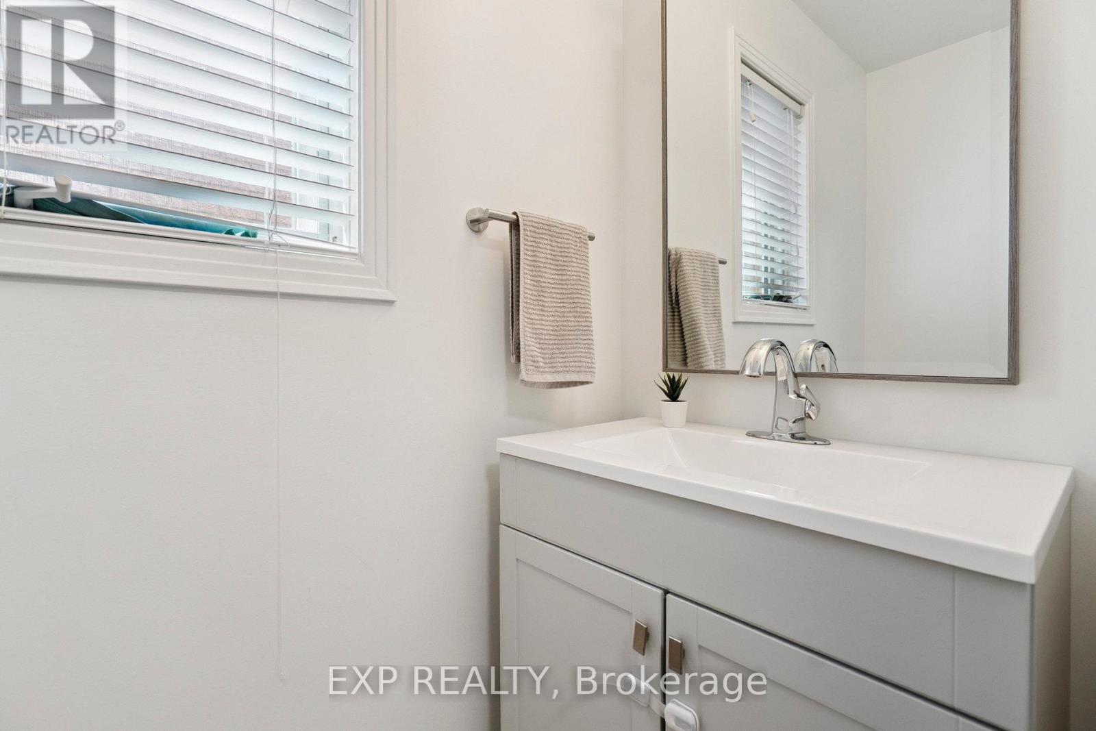 Photo 29 of 132 Harnesworth Crescent, Hamilton ON