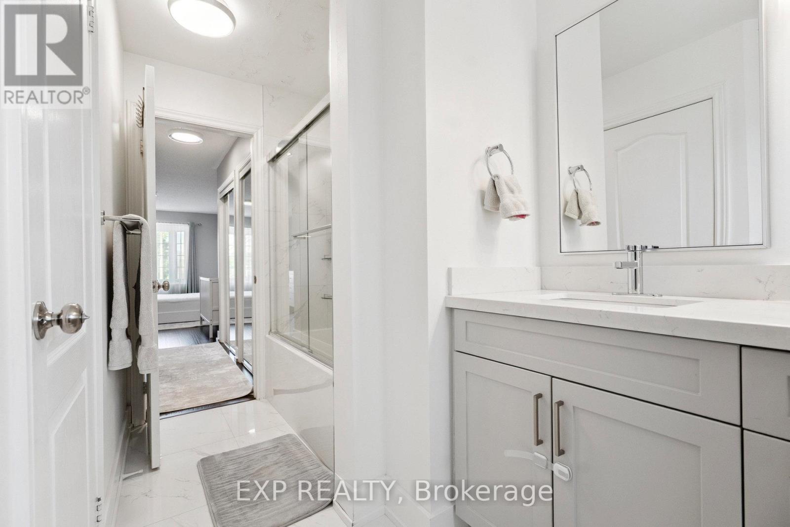 Photo 5 of 132 Harnesworth Crescent, Hamilton ON
