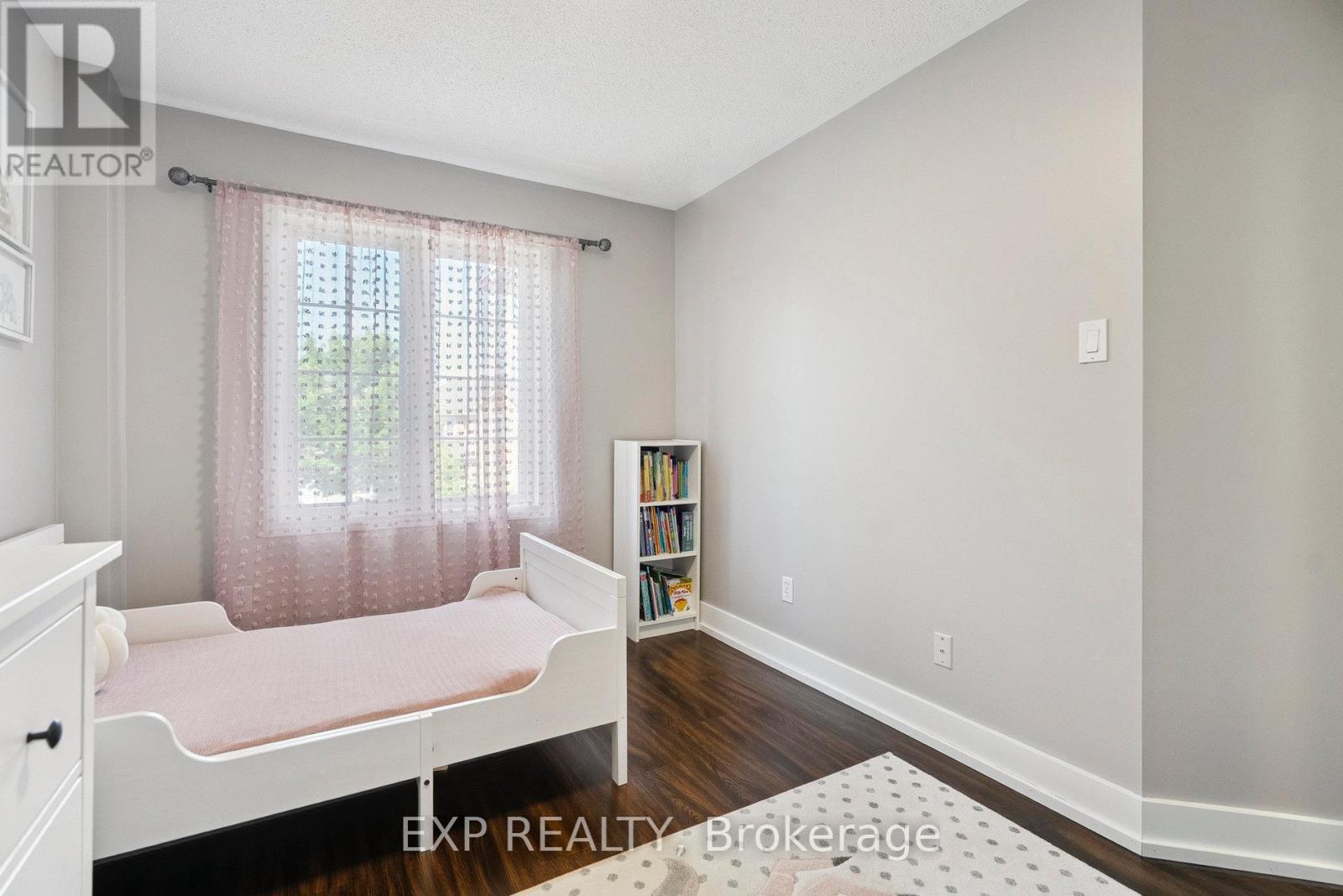 Photo 42 of 132 Harnesworth Crescent, Hamilton ON