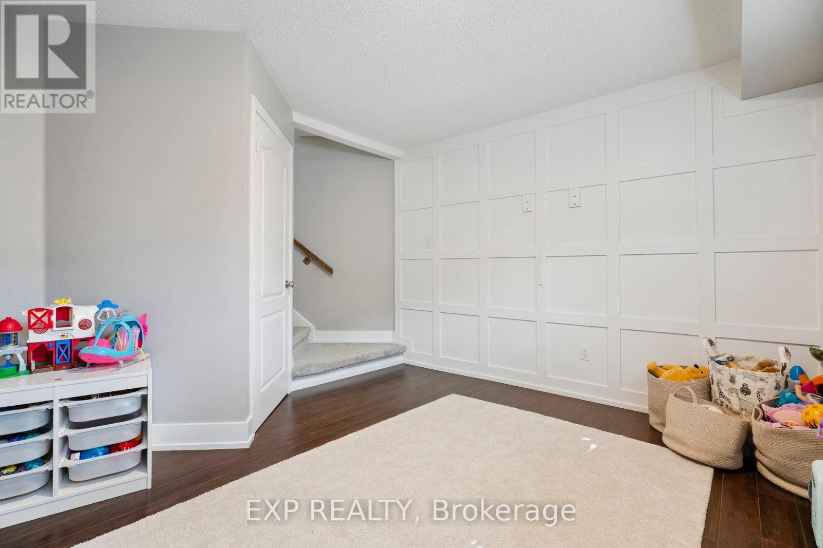 Photo 13 of 132 Harnesworth Crescent, Hamilton ON