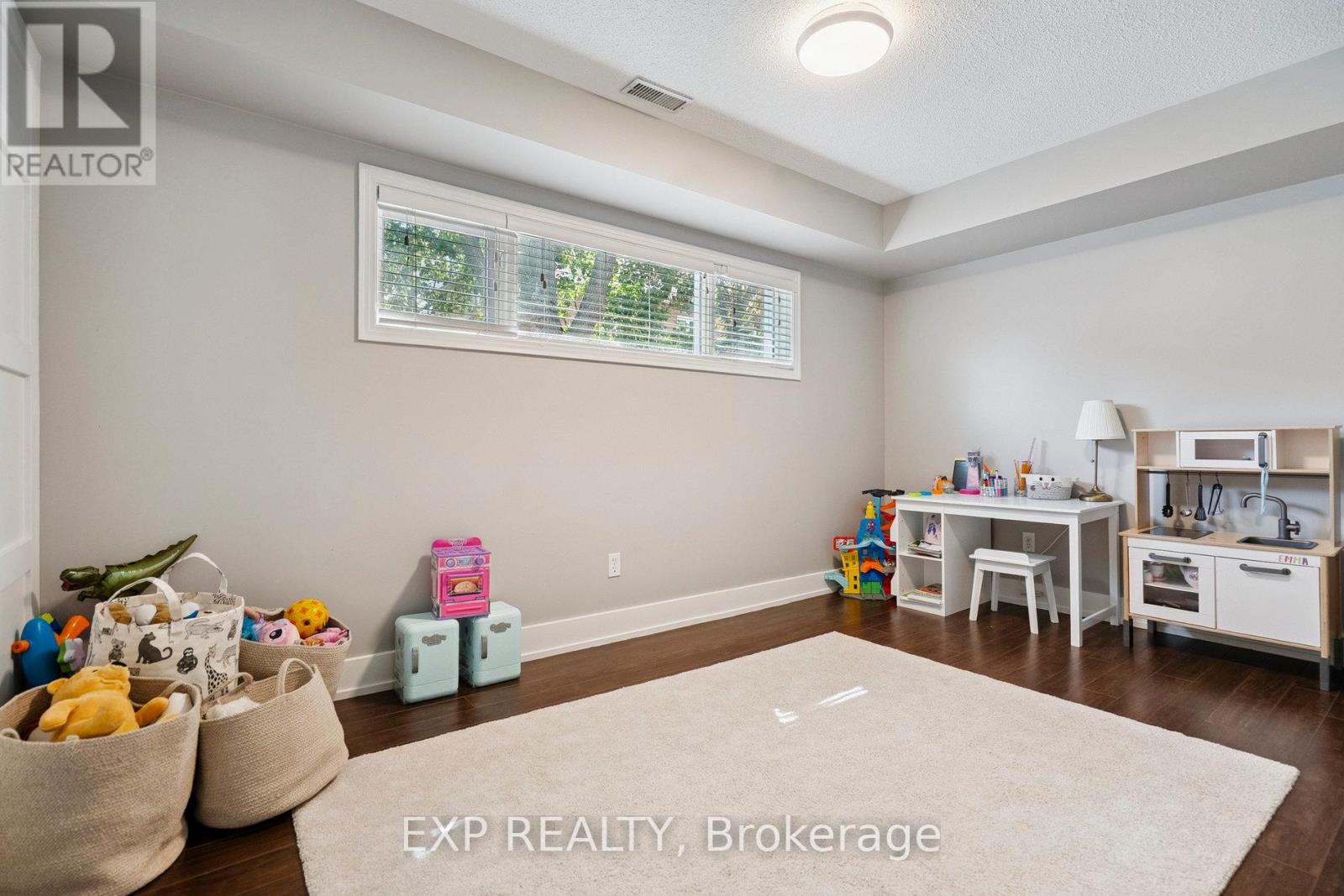 Photo 8 of 132 Harnesworth Crescent, Hamilton ON