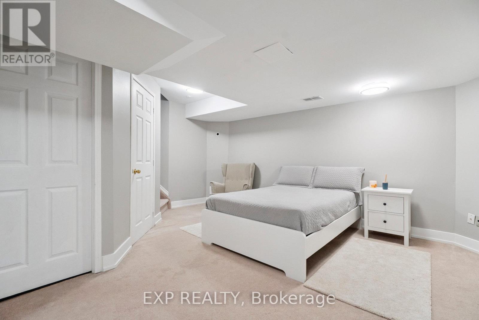Photo 36 of 132 Harnesworth Crescent, Hamilton ON