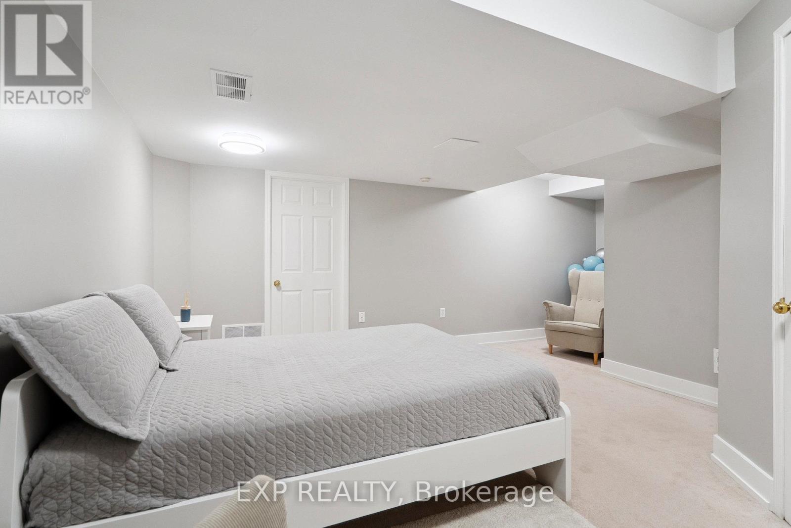 Photo 11 of 132 Harnesworth Crescent, Hamilton ON
