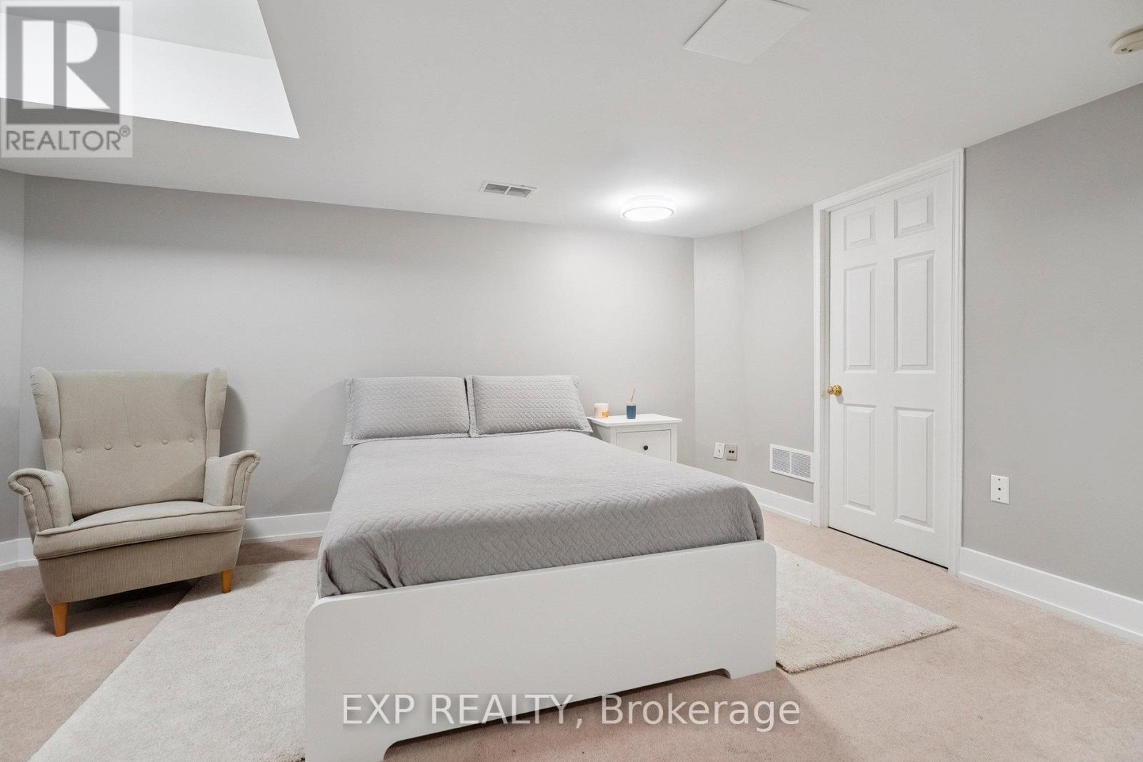 Photo 9 of 132 Harnesworth Crescent, Hamilton ON