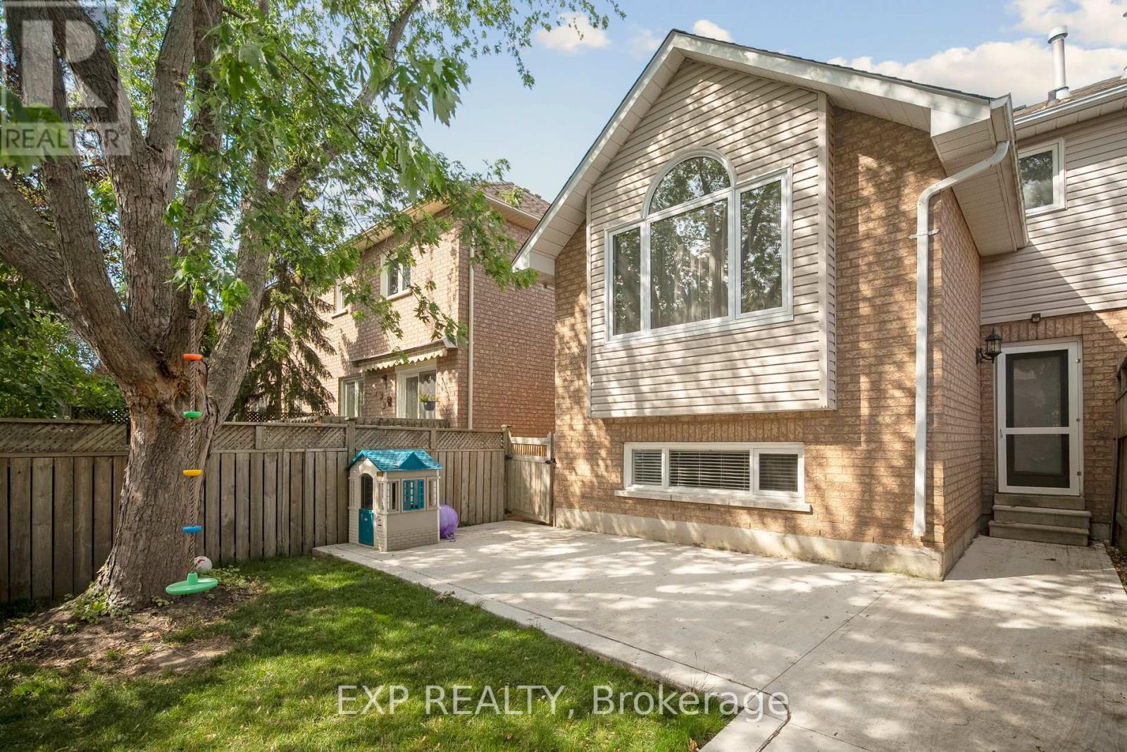 Photo 18 of 132 Harnesworth Crescent, Hamilton ON
