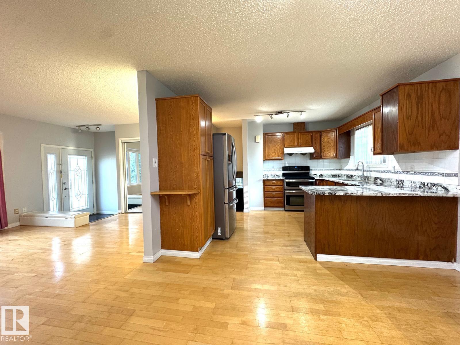 Photo 8 of 9220 172 St Nw, Edmonton AB