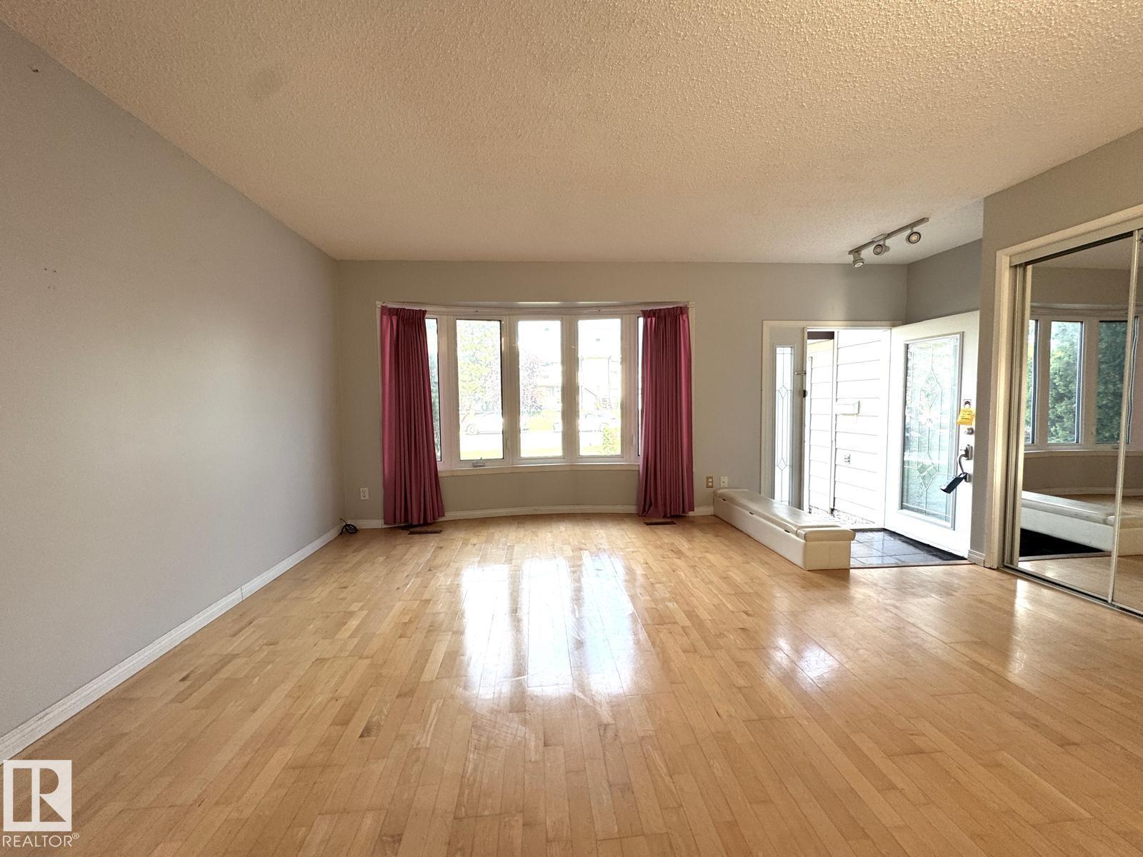 Photo 9 of 9220 172 St Nw, Edmonton AB