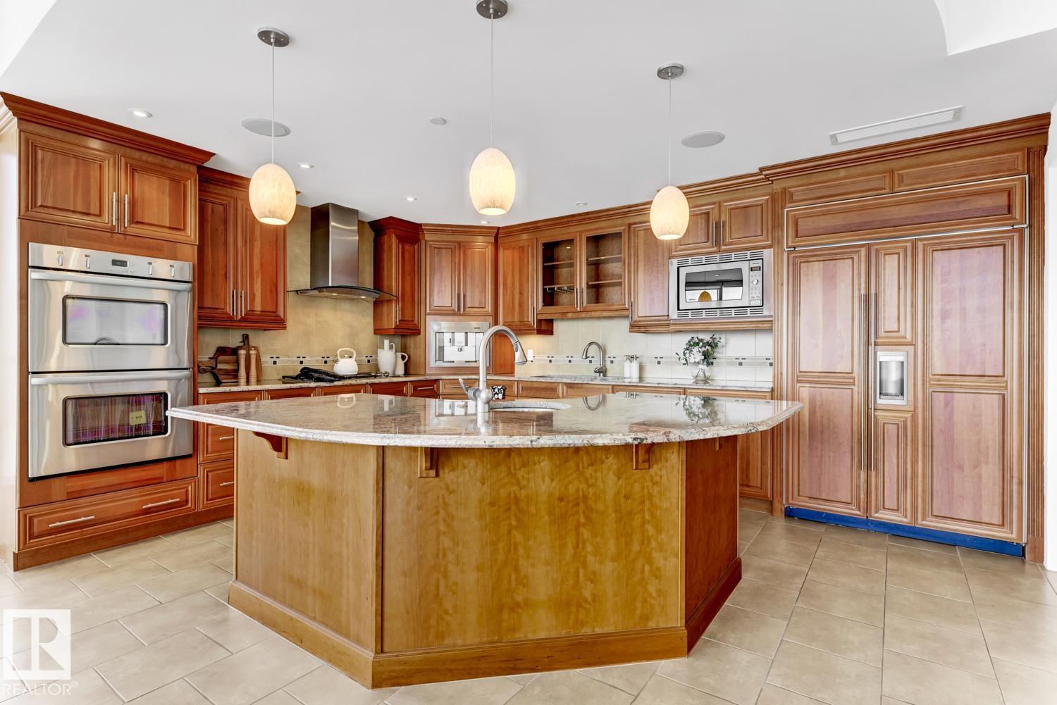 Photo 3 of 1900 10035 Saskatchewan Dr Nw, Edmonton AB