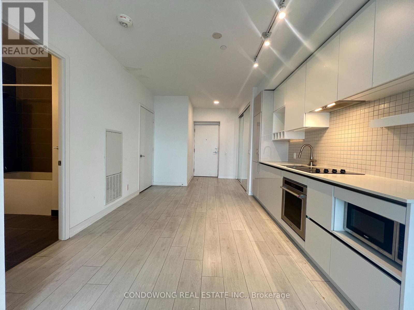 Photo 3 of 301 950 Portage Parkway, Vaughan ON