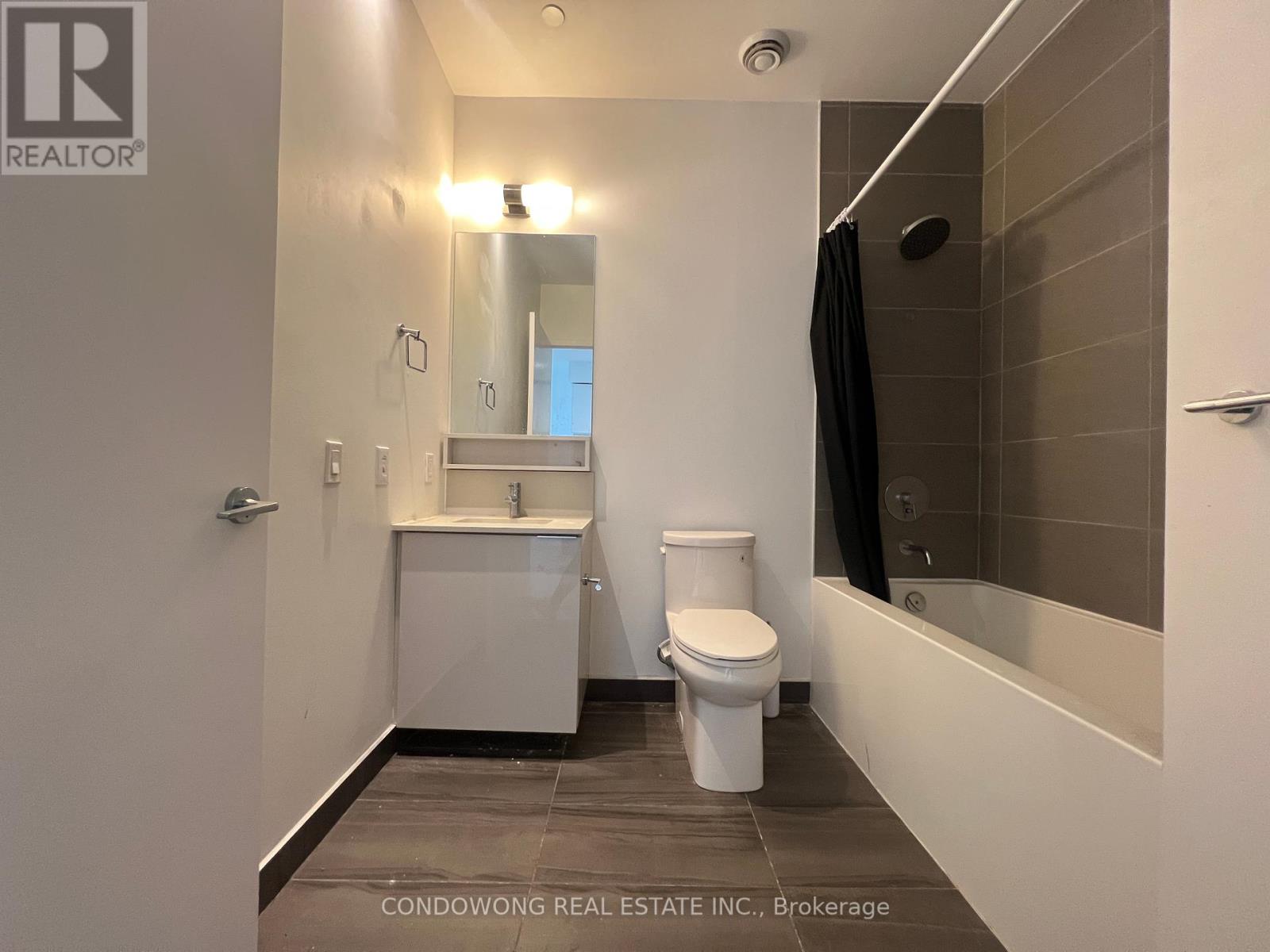 Photo 9 of 301 950 Portage Parkway, Vaughan ON