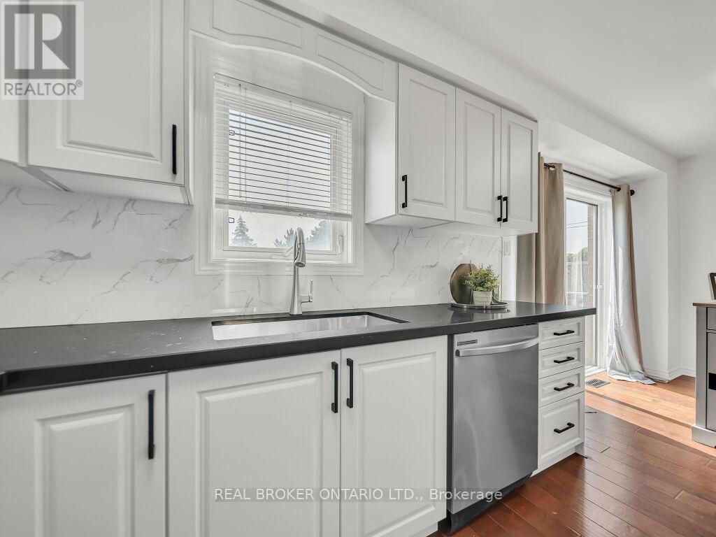 Photo 15 of 332 Riverstone Drive, Oakville ON