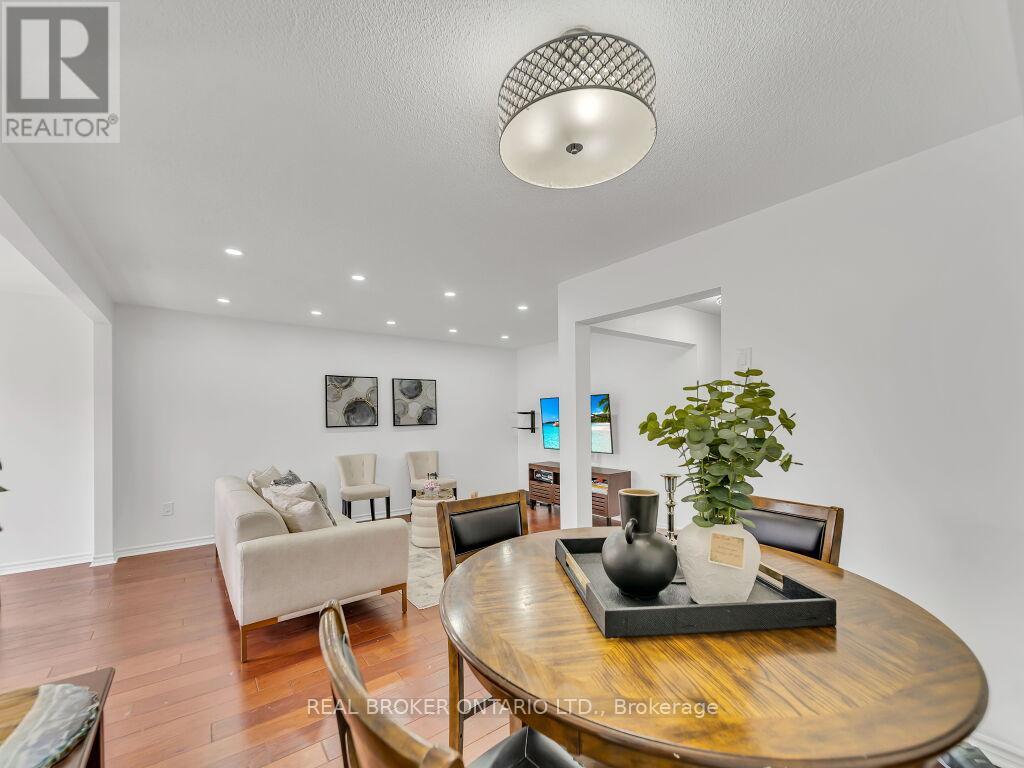 Photo 30 of 332 Riverstone Drive, Oakville ON