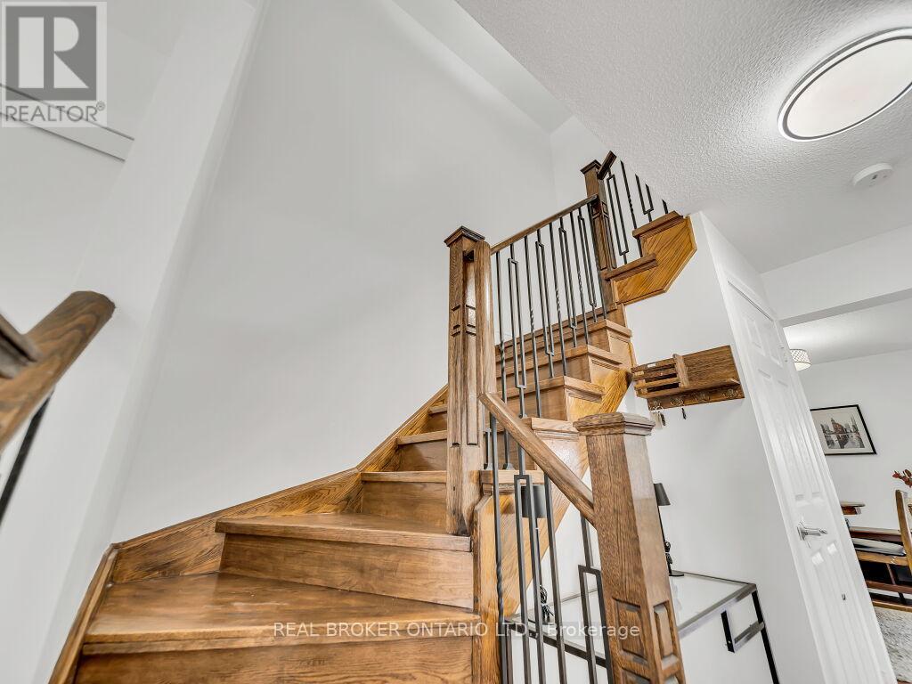 Photo 33 of 332 Riverstone Drive, Oakville ON