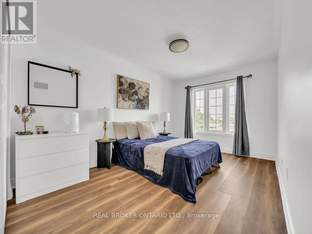 Photo 11 of 332 Riverstone Drive, Oakville ON