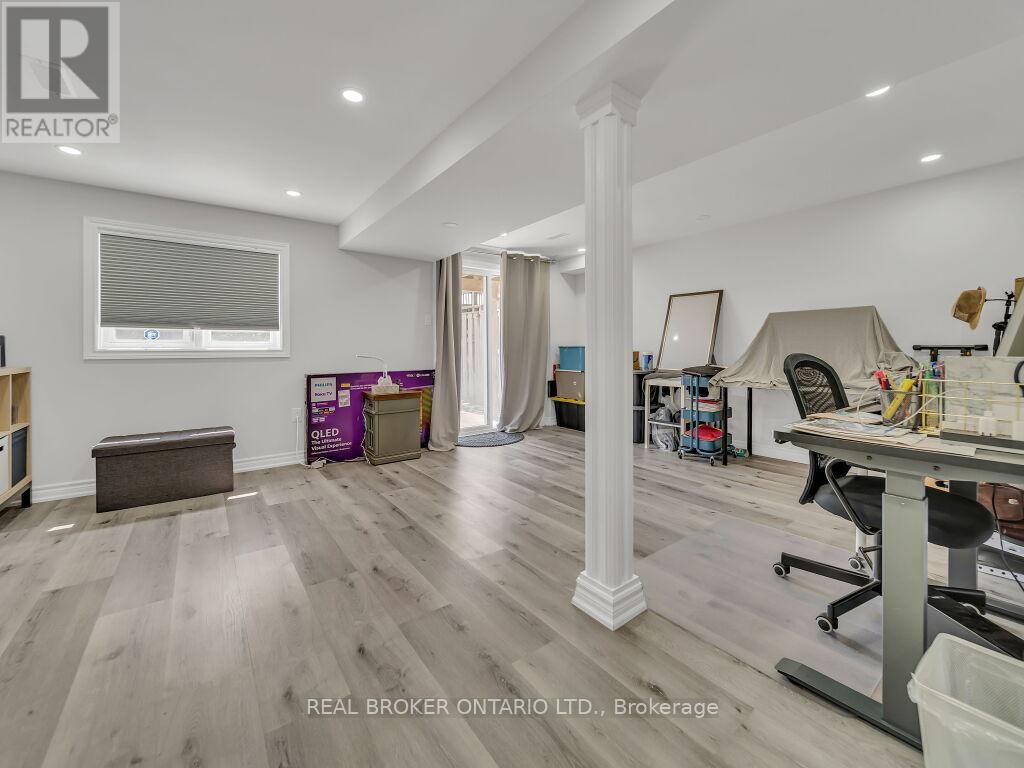 Photo 4 of 332 Riverstone Drive, Oakville ON