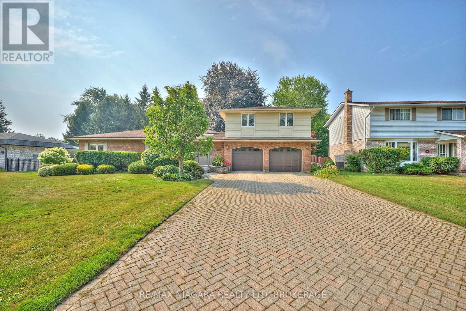 Photo 1 of 27 St George Court, Fort Erie ON