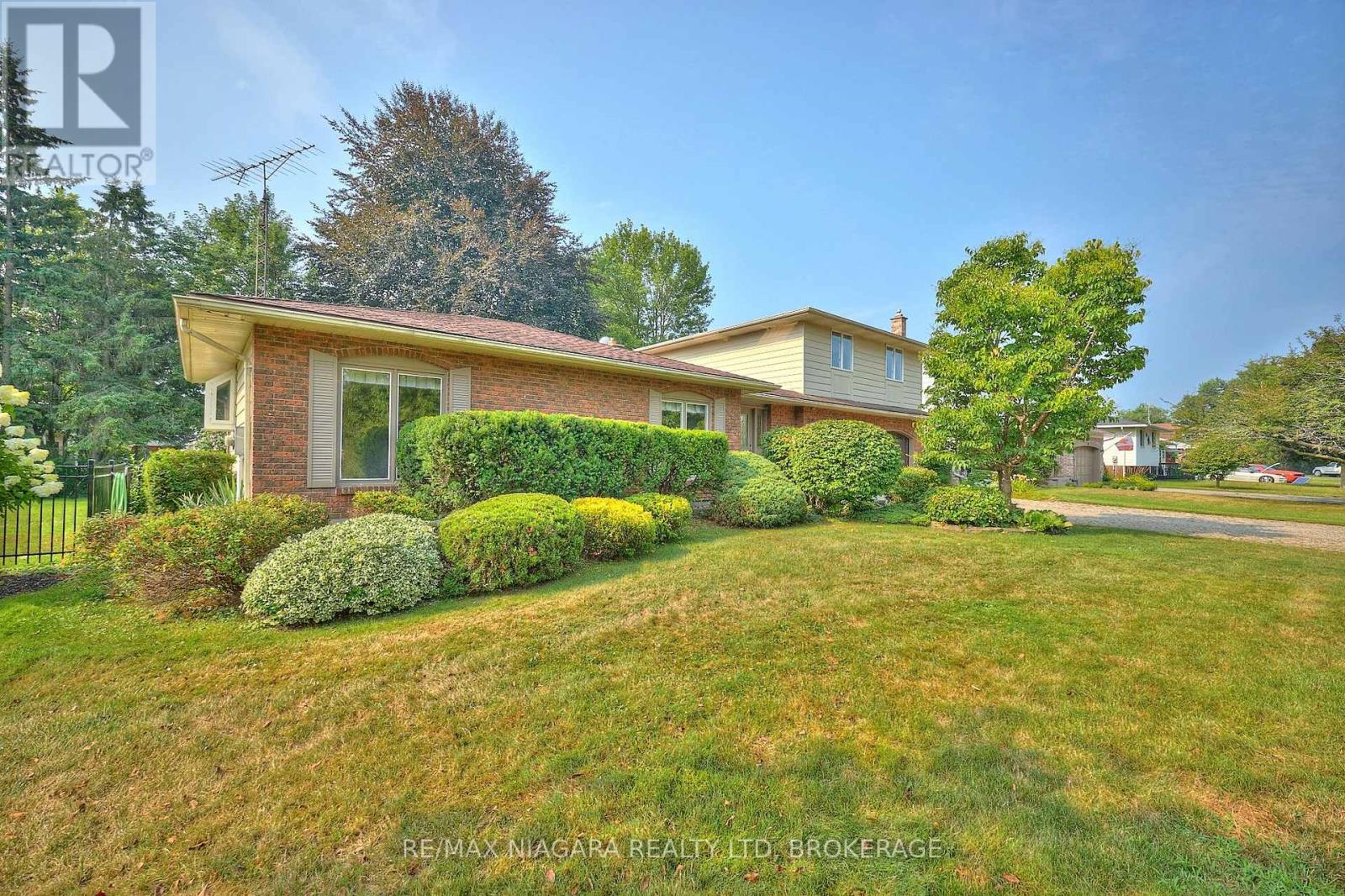 Photo 2 of 27 St George Court, Fort Erie ON
