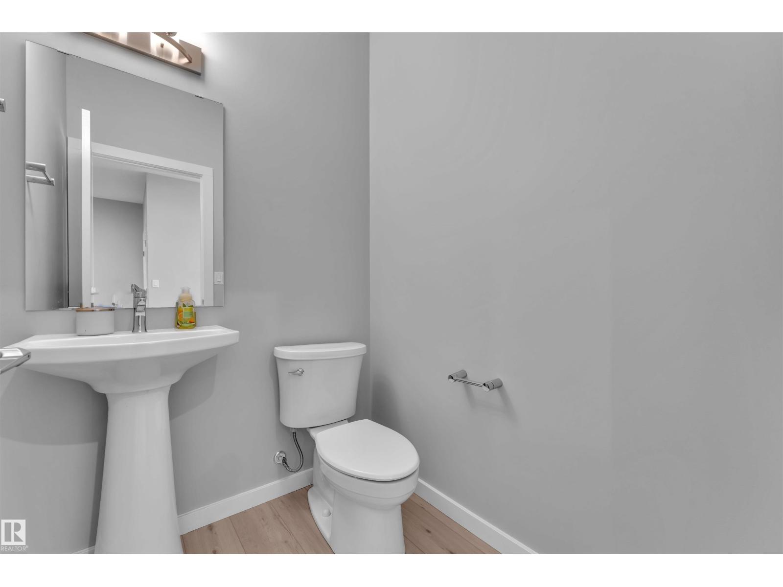 Photo 10 of 611 31 Av Nw, Edmonton AB