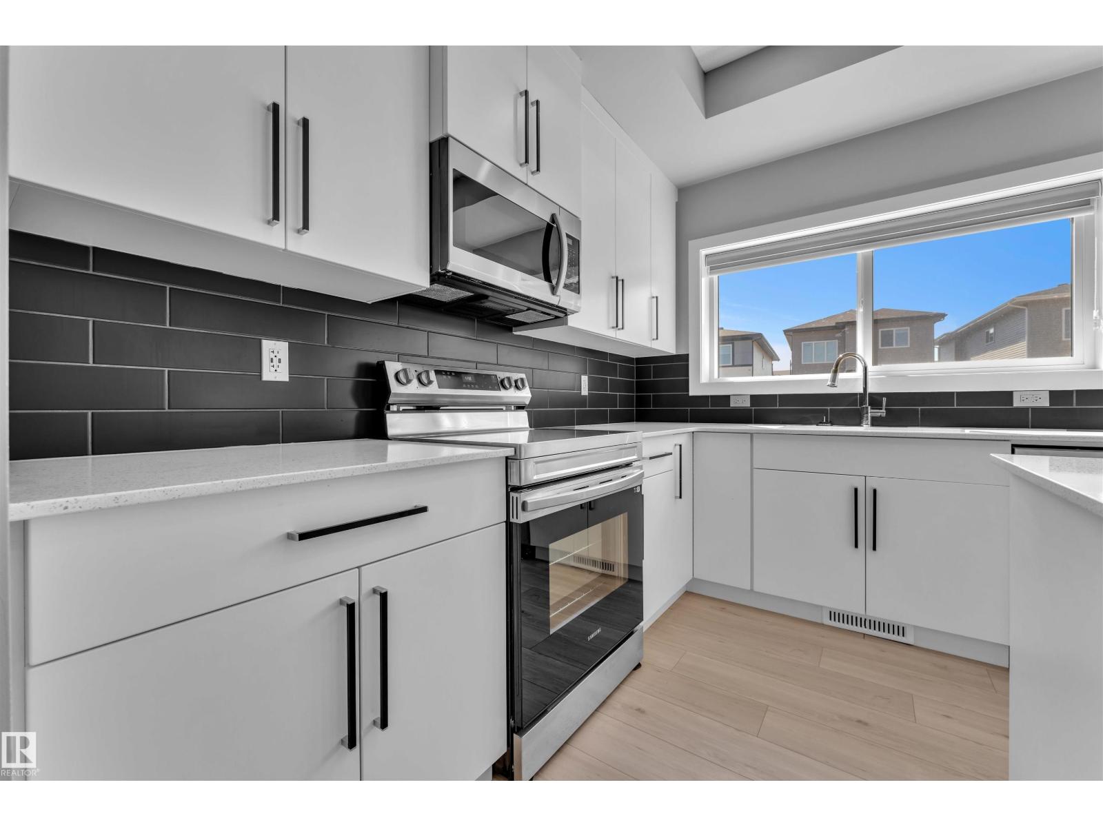 Photo 15 of 611 31 Av Nw, Edmonton AB