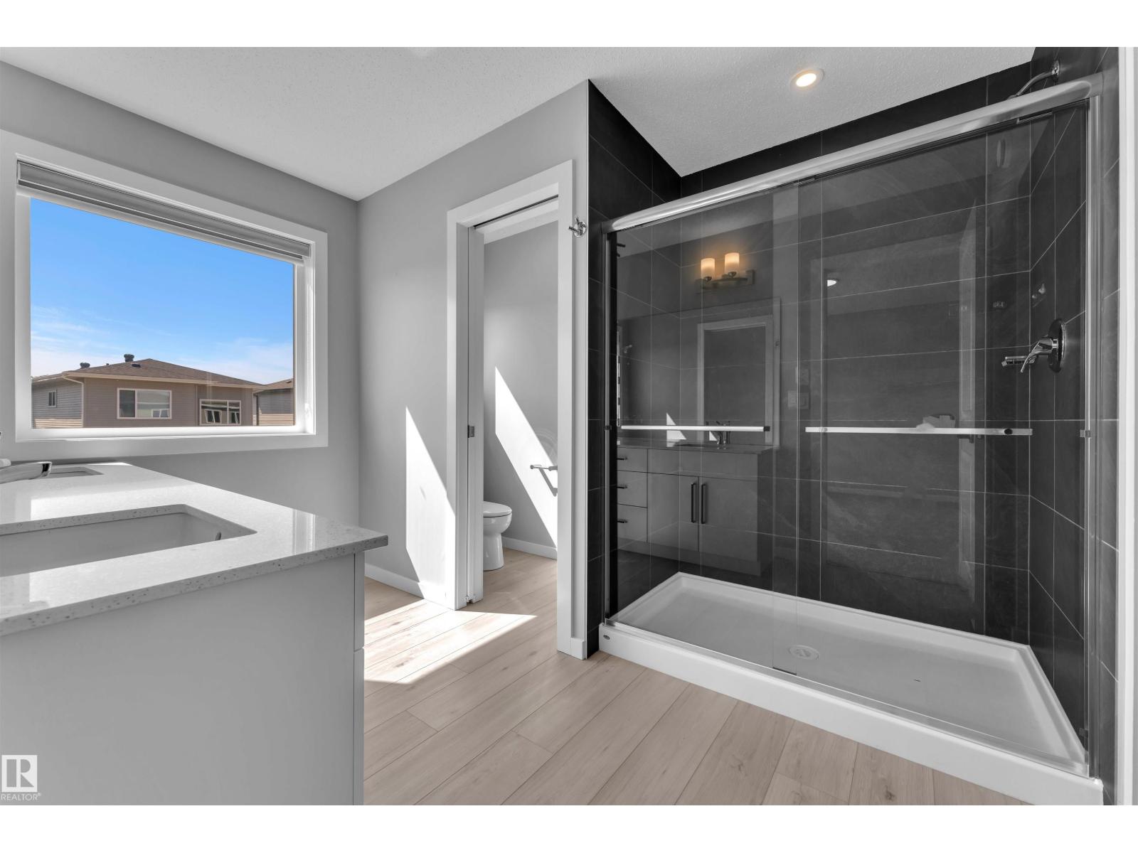 Photo 31 of 611 31 Av Nw, Edmonton AB
