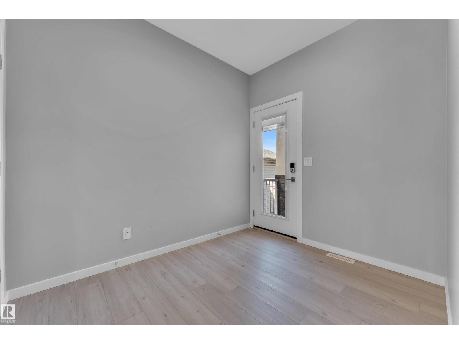 Photo 5 of 611 31 Av Nw, Edmonton AB