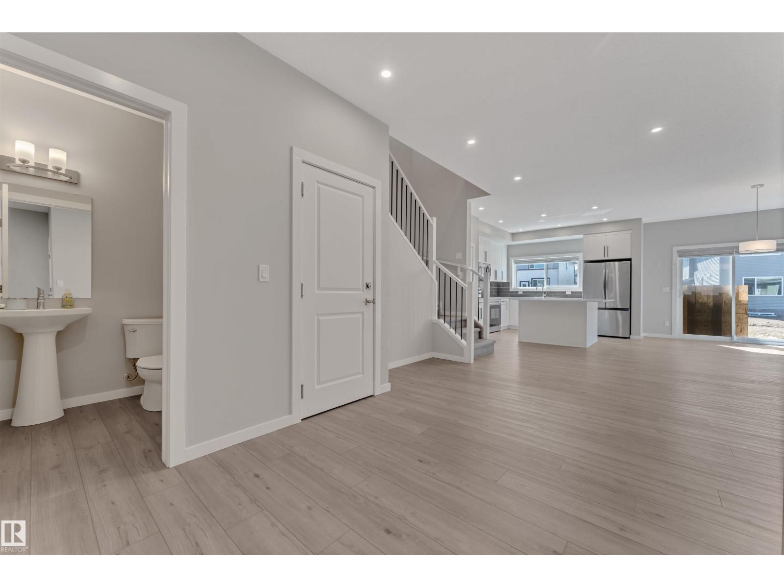 Photo 7 of 611 31 Av Nw, Edmonton AB