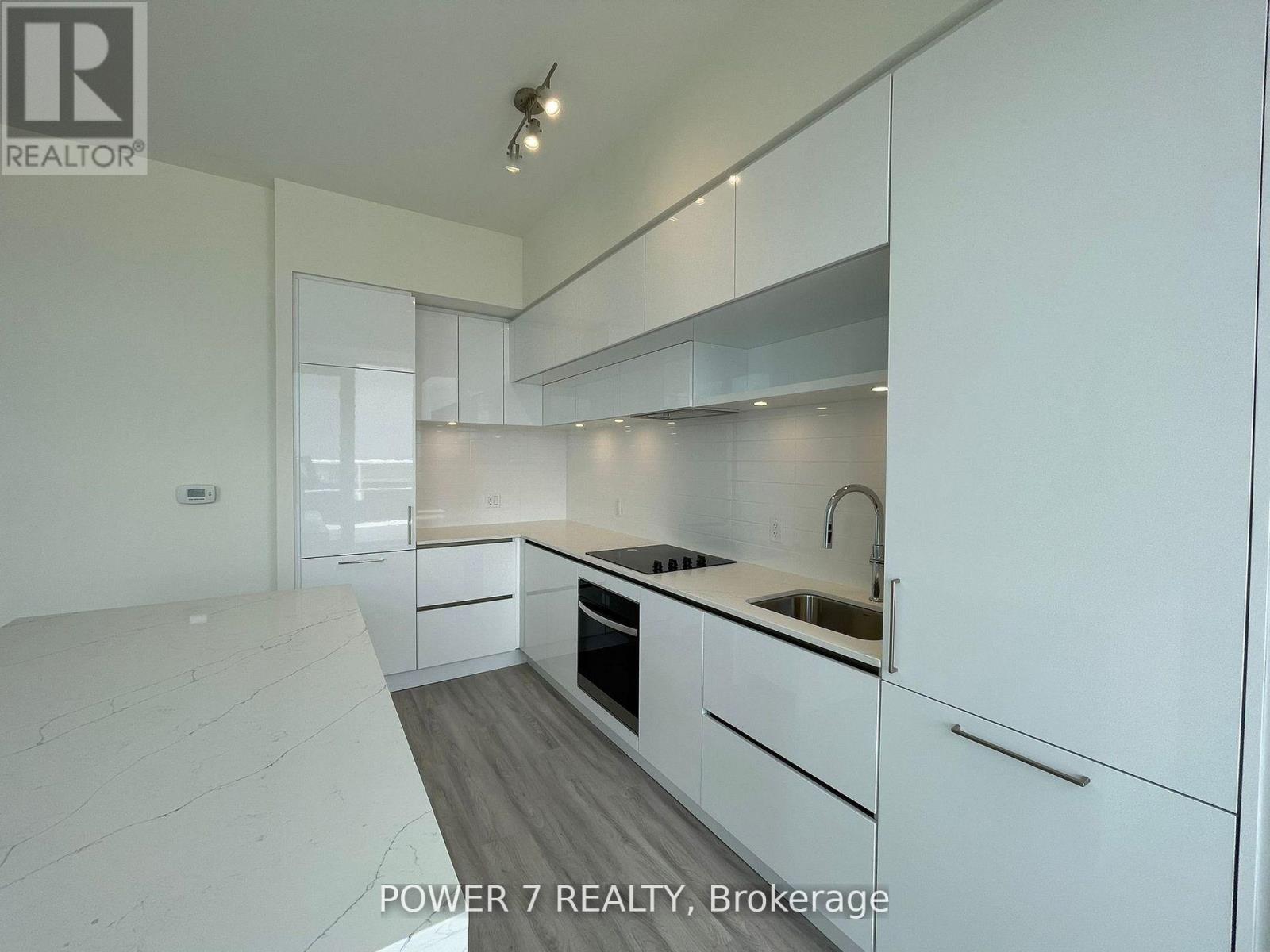 Photo 2 of 919 6 David Eyer Rd Road, Richmond Hill ON